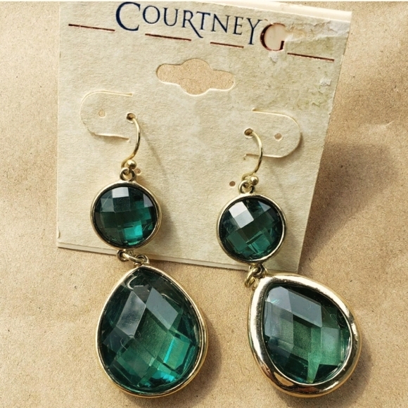 Courtney G Green Imitates Emerald Oval Diamond Cut - Picture 4 of 4